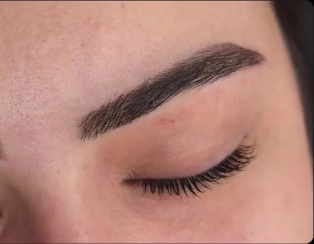 Ceja con henna y pestañas con lifting en primer plano