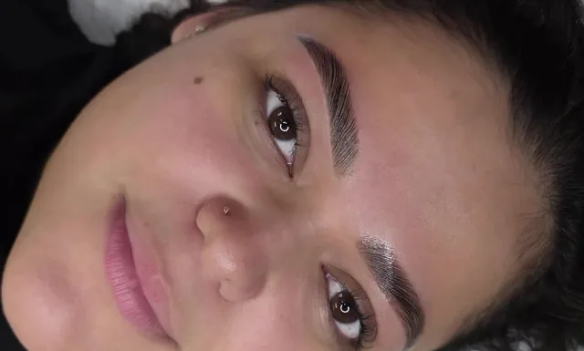 Cejas laminadas, peinadas y con volumen